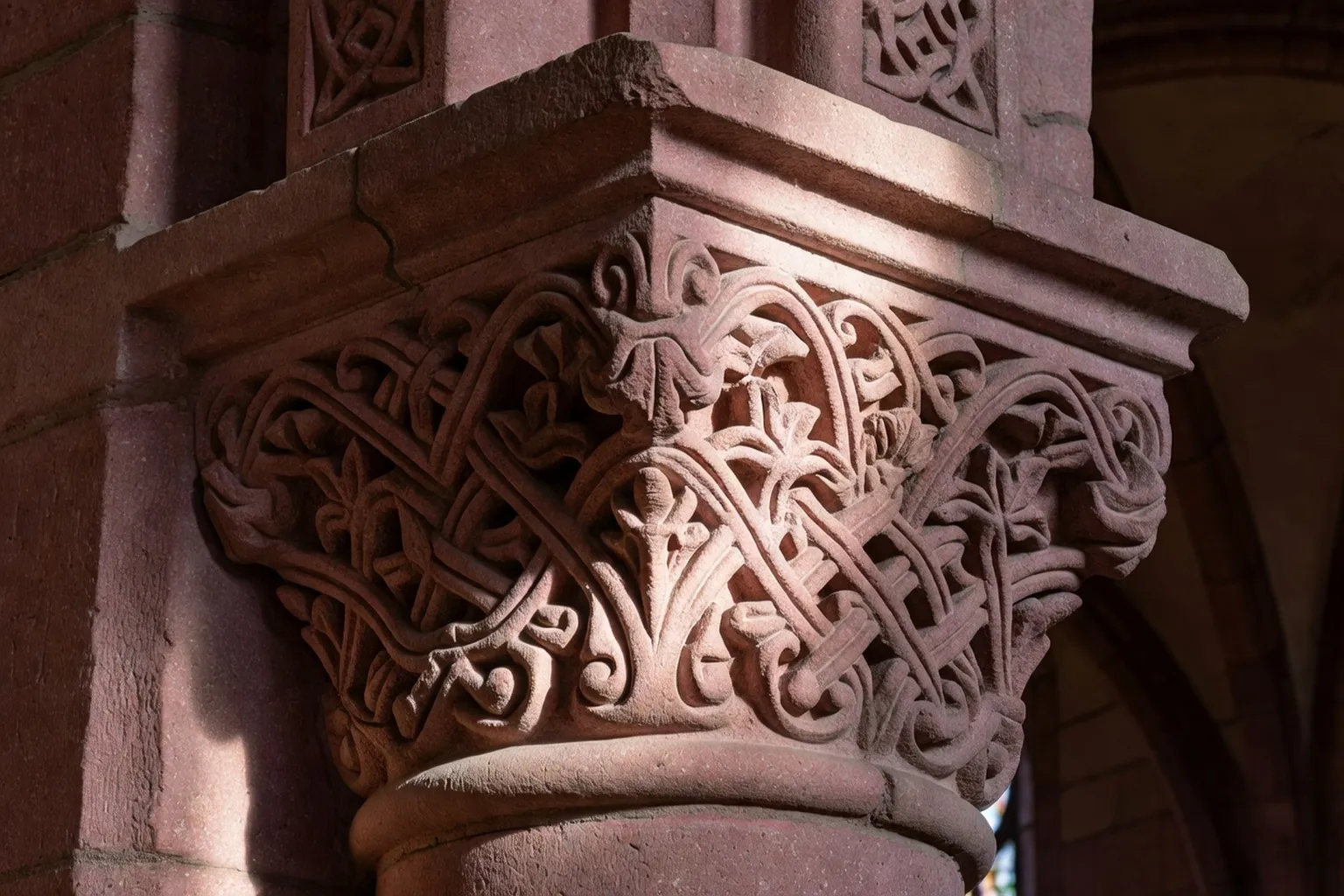 Détail d'un chapiteau roman sculpté de l'abbaye de Murbach