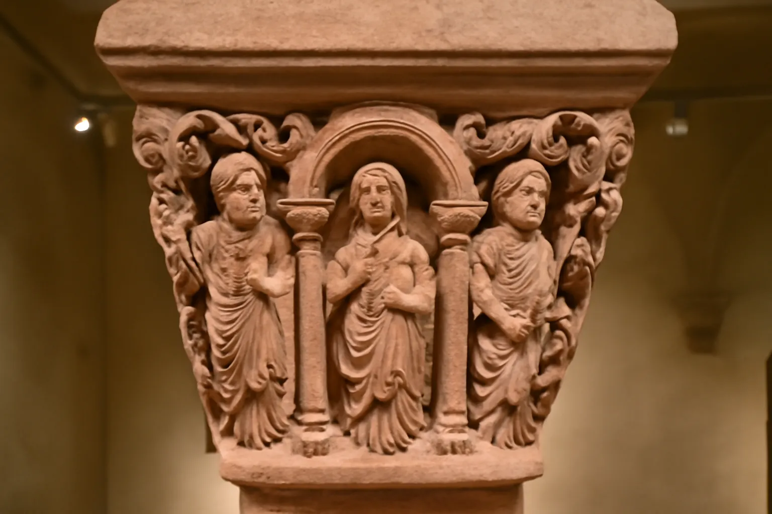 Détail architectural d'un chapiteau roman sculpté dans une abbatiale alsacienne